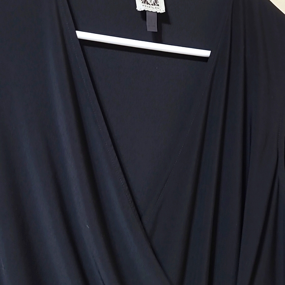 Anne Klein Sleeveless Black V-neck Top - Picture 3 of 7